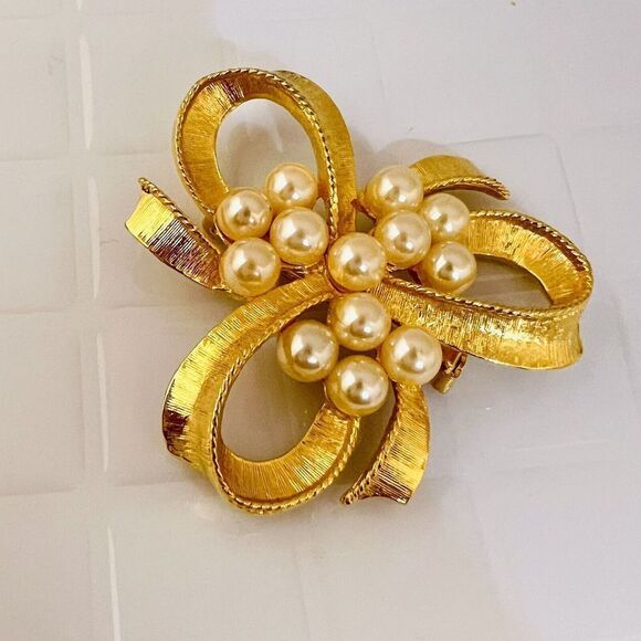 Vintage Faux Pearls Brooch Bow Ribbon Jewelry Textured Gold Tone Classy 4161 - Picture 6 of 9